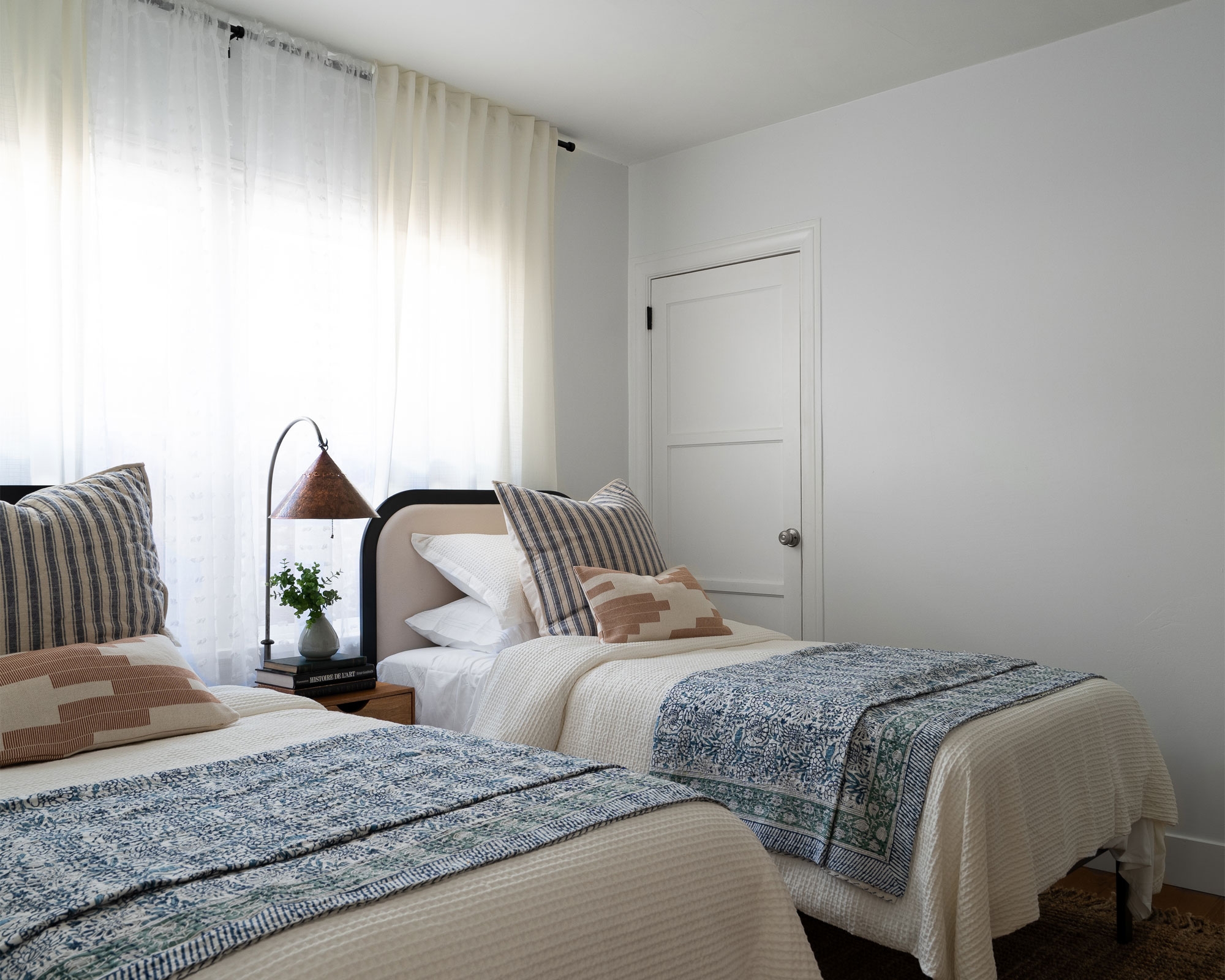 Should Your Bedding Match Your Wall Color Designers Explain Homes And Gardens